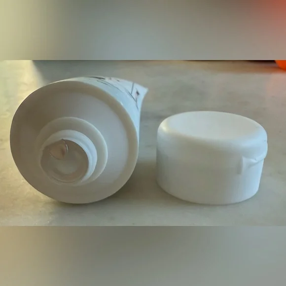 Nakery Beauty Snowflake Kisses Body Butter for crepe smoothing & repair. 3.38 oz - Picture 3 of 3